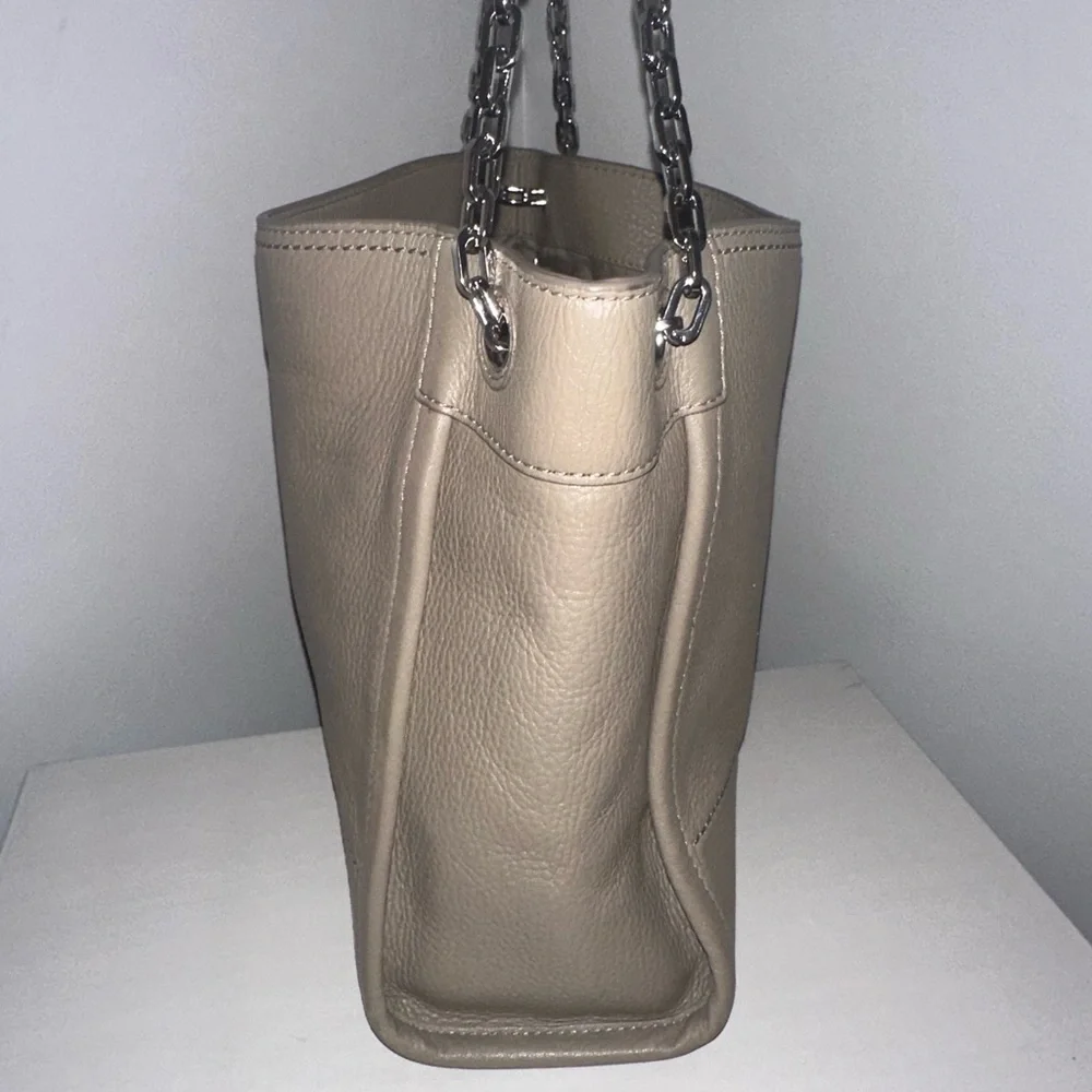 Tory Burch Small Britten Slouchy Tote. - Picture 3 of 8